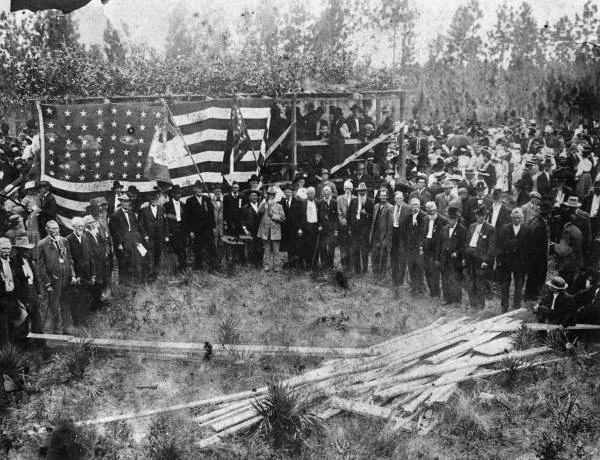 Survivors of the Battle of Olustee at the monument dedication on October 23, 1912.