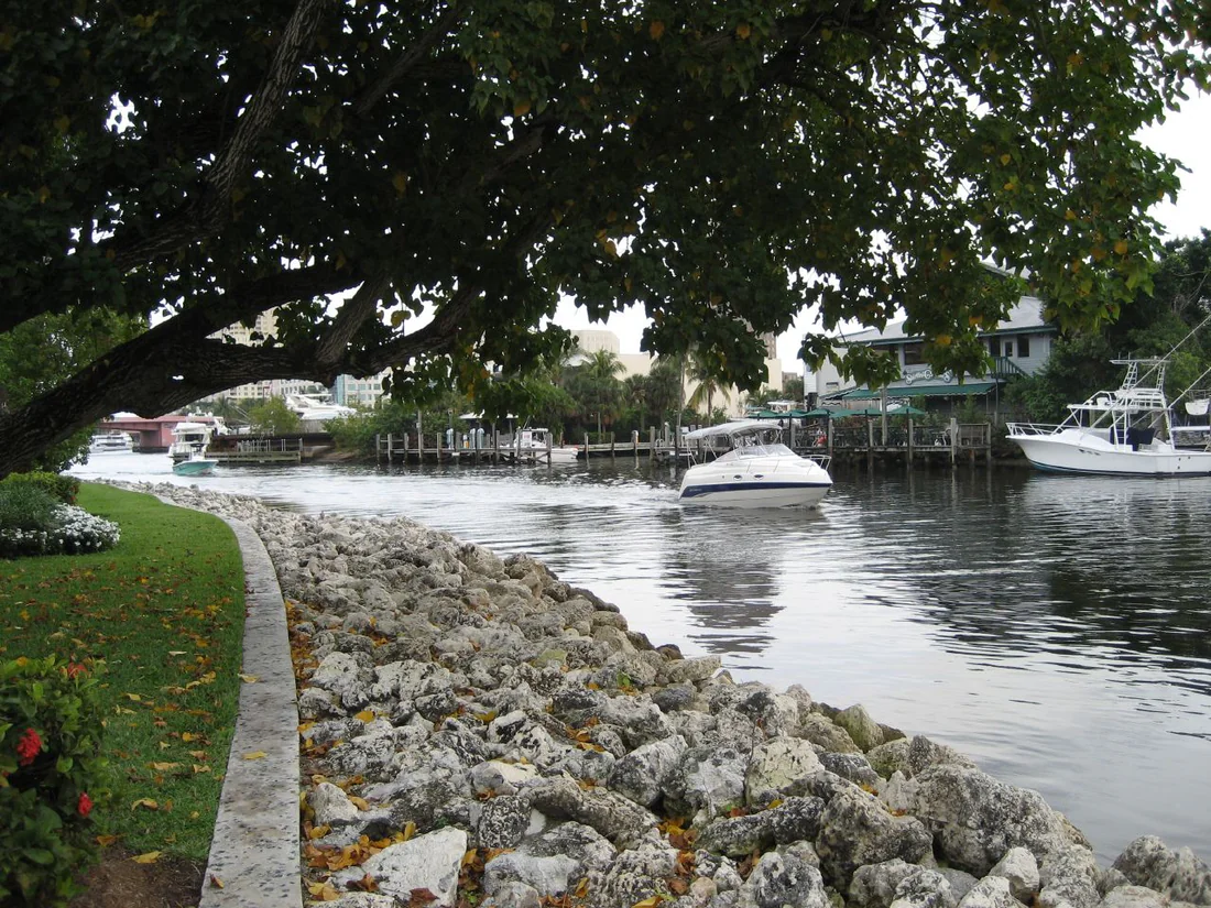 The New River, seen from the Riverwalk in Fort Lauderdale, 2007.