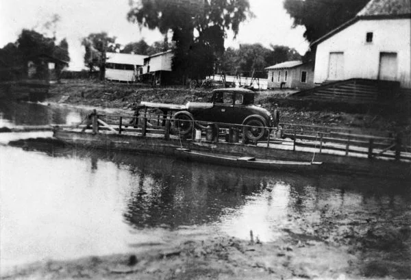 A ferry at Neal's Landing near Blountstown about 1928, with Neal's mill behind it.