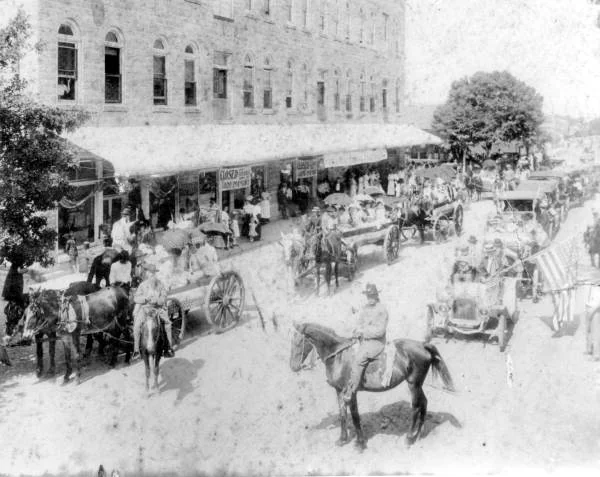 A Confederate Memorial Day parade on Main Street in Wauchula, 1912.