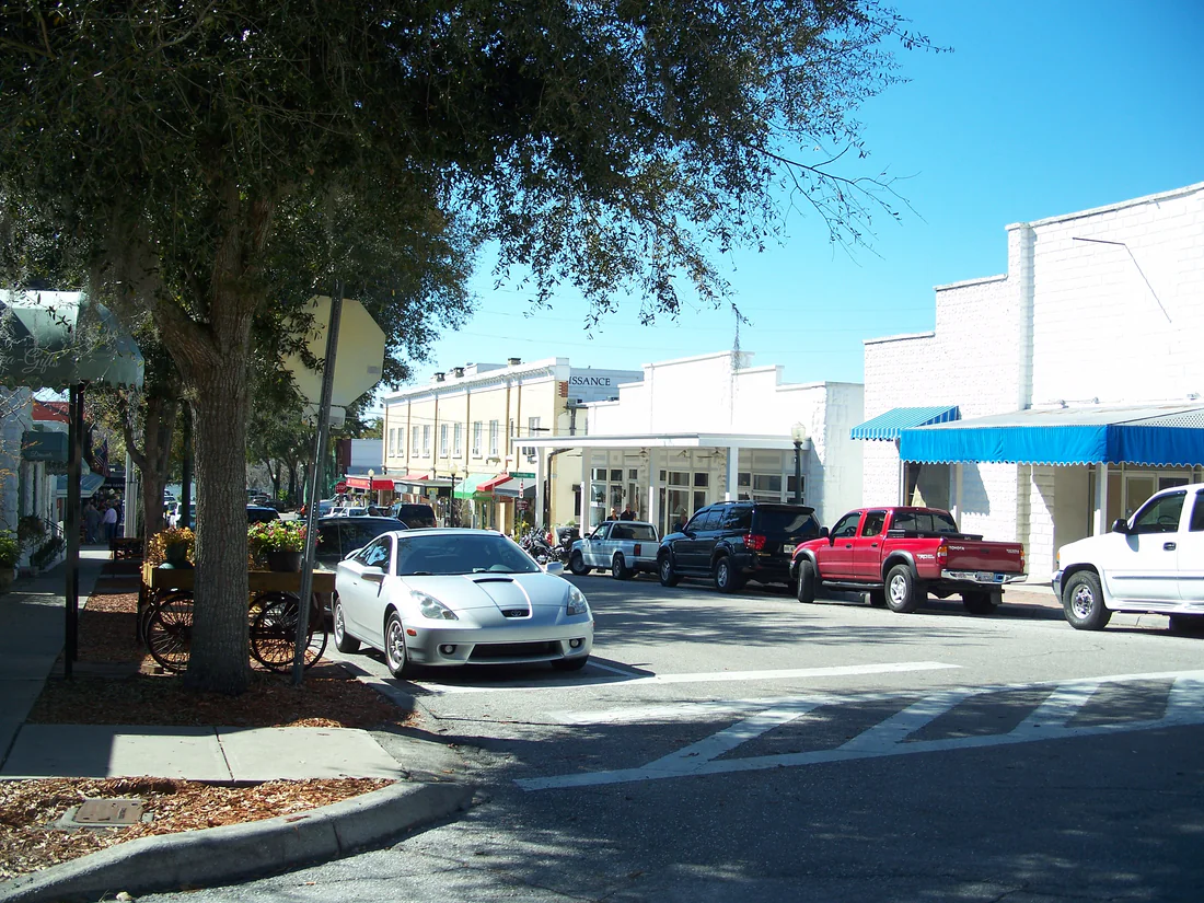 A street in the Mount Dora Historic District.