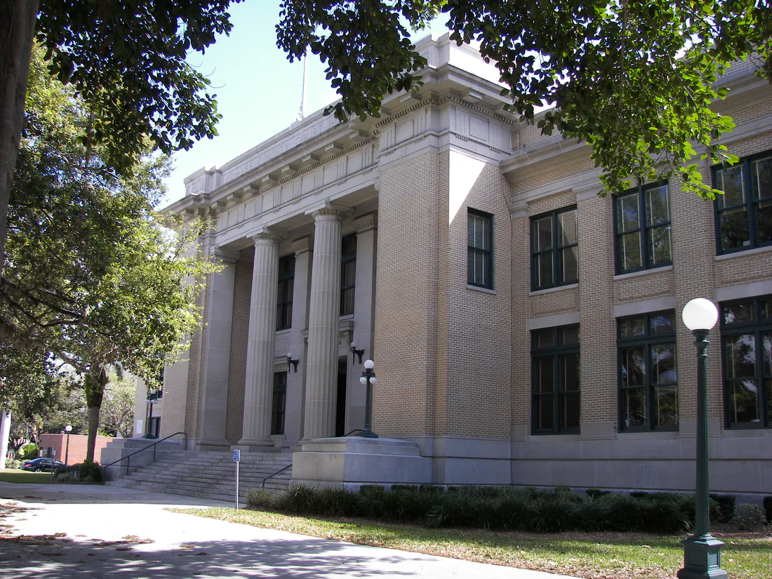 The old Lee County Courthouse in Fort Myers, 2007.