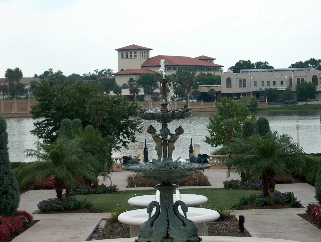 The promenade and fountain at Lake Mirror in Lakeland.