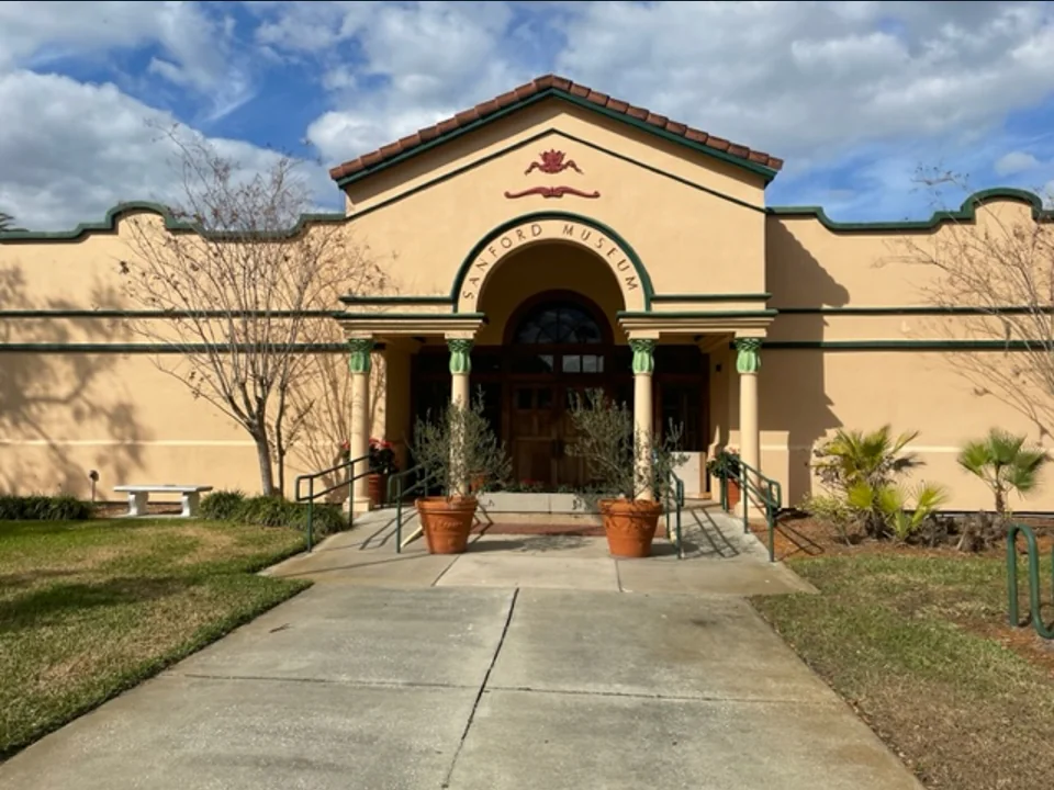 The entrance of the Sanford Museum.
